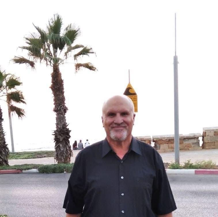 في حضرة التقاعد: خمسة أصوات تتداخل في مرآة رجل واحد